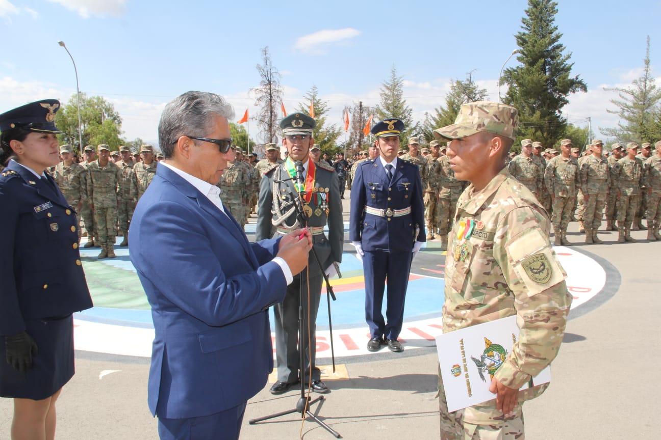 Defensa condecora a Brayan Choque, campeón del Sudamericano Trail y Montaña de Colombia