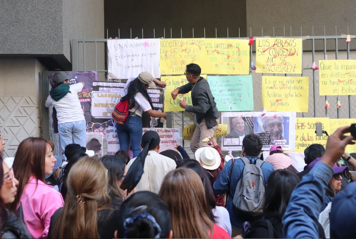 Cientos realizan mitin para exigir tratamiento del proyecto contra imprescriptibilidad de delitos sexuales