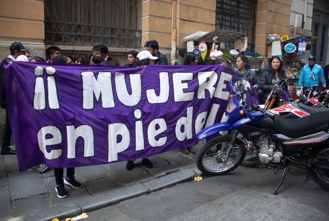 Mujeres marchan en el centro paceño en demanda a la aprobación del proyecto de Ley 372