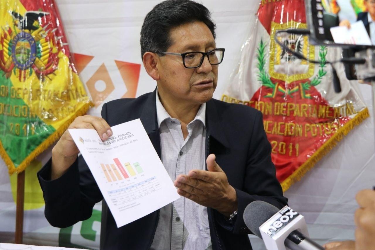 Ministro destaca reducción de la deserción escolar gracias al Bono Juancito Pinto