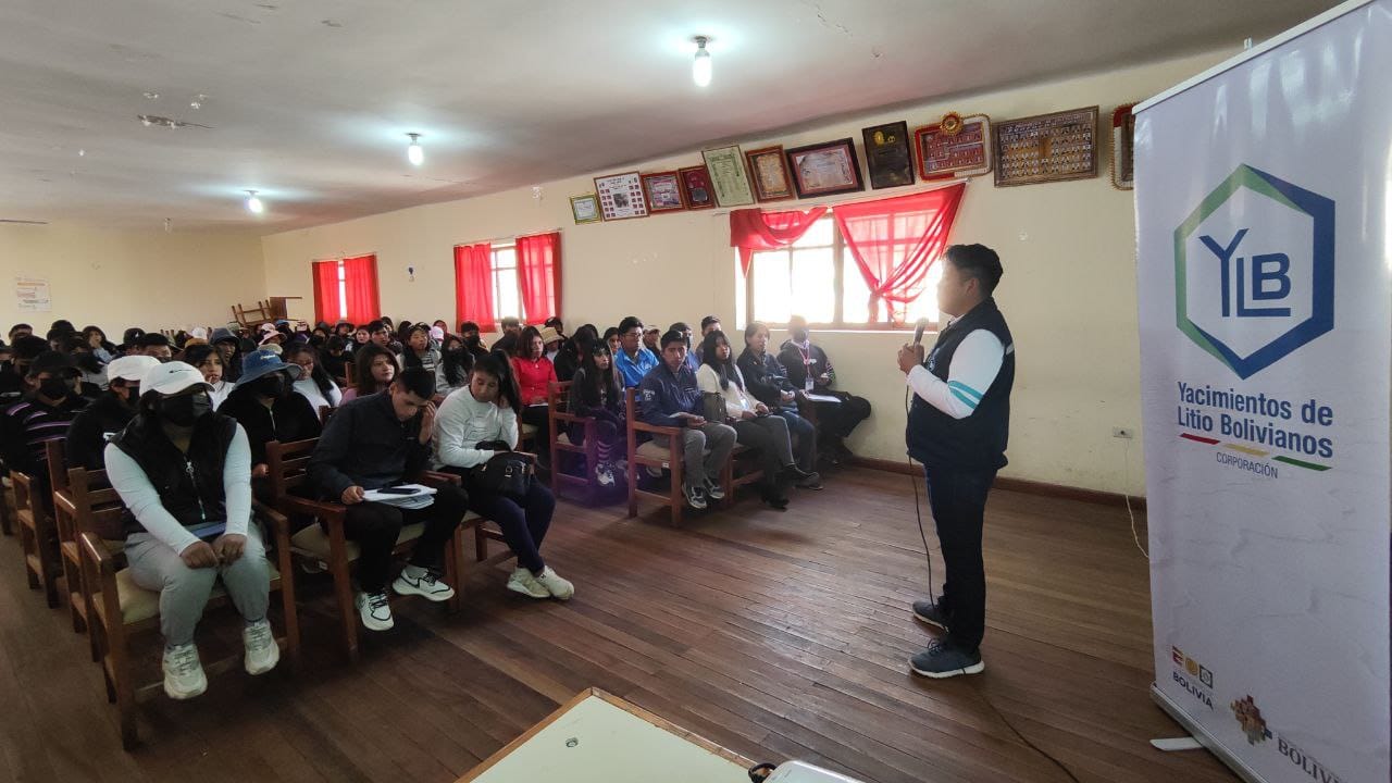YLB socializa las ventajas de la industrialización del litio con universitarios de Llica