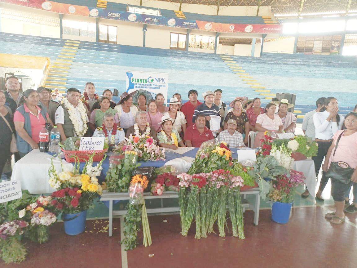 Reunión de coordinación entre los comerciantes de flores y alimentos con el Viceministerio de Lucha Contra el Contrabando. Foto: MinDef.