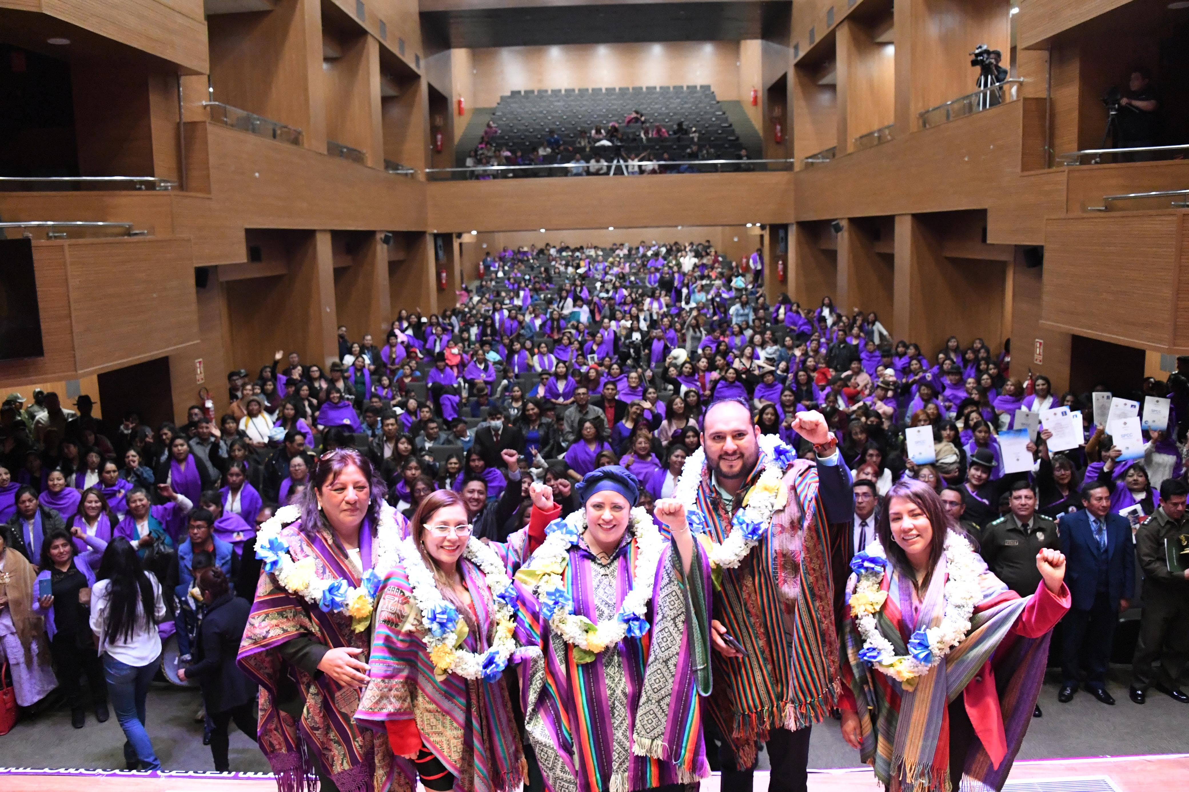 Entregan licencias de conducir y certificados de competencias a más de 300 mujeres para afianzar su independencia económica