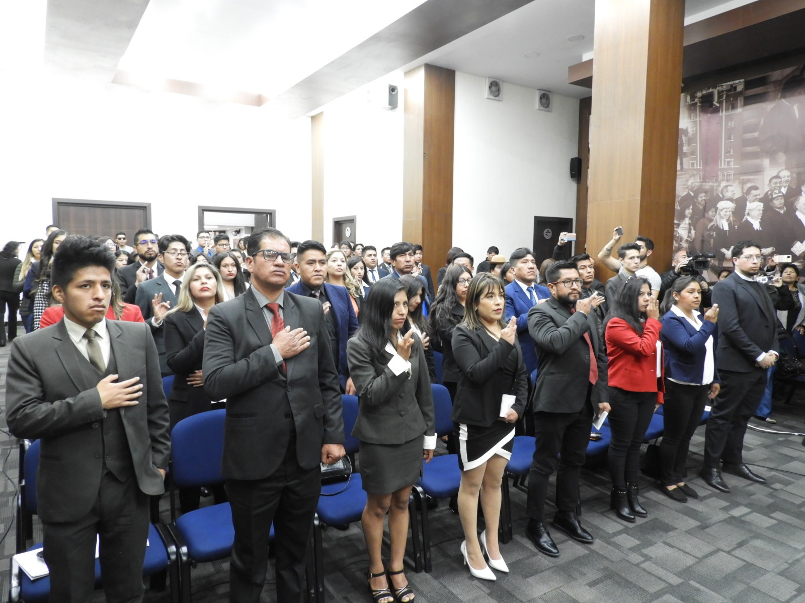 Gestora del Sistema de Acceso a la Justicia entrega credenciales a 100 nuevos abogados en La Paz