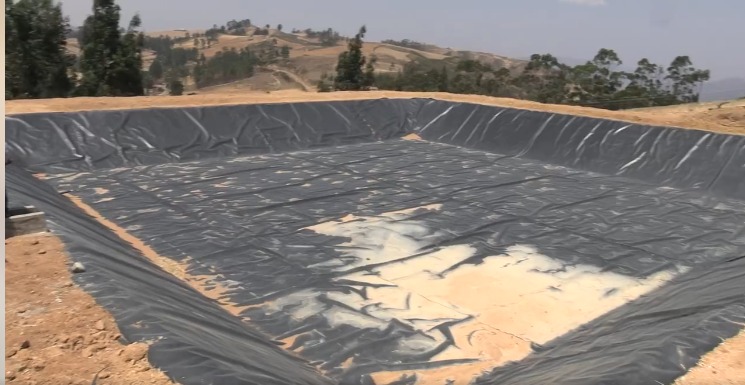 Construyen reservorios de cosecha de agua de lluvia para ganado y producción en Cochabamba 