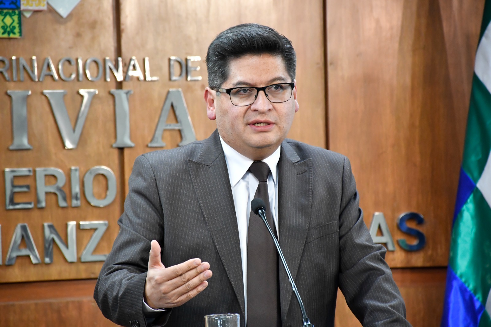 Ministro califica de “inconsistente e incongruente” a una encuesta y ratifica que la economía boliviana es estable