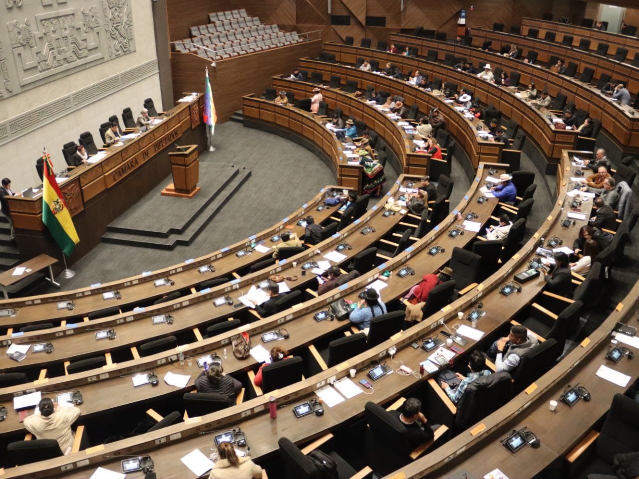 Estallan acusaciones de falta de legitimidad en CC y denuncias de extorsión en Creemos por jefaturas de bancada