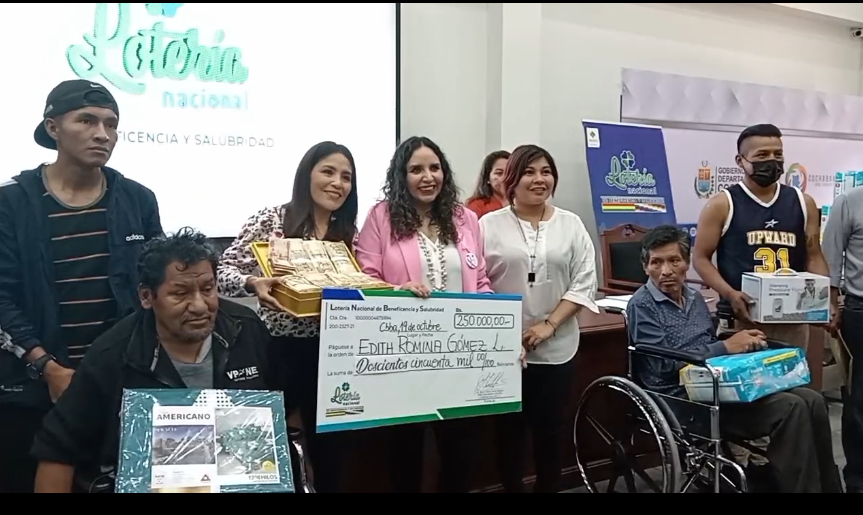 Lotería Nacional entrega el premio de cuarto millón de bolivianos y ayuda a dos personas con discapacidad