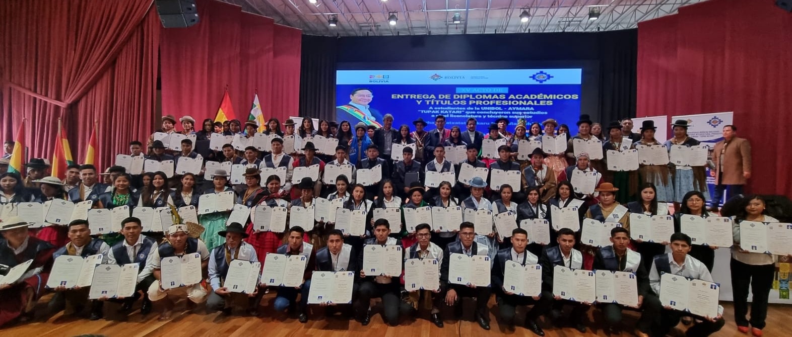 Educación entrega títulos a 105 nuevos profesionales de la Universidad Aymara “Túpak Katari” 