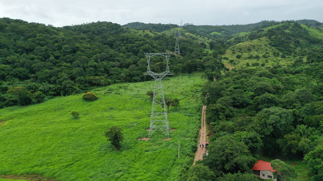 ENDE construye segunda línea de transmisión en 500 kilovoltios que fortalecerá el suministro eléctrico en el oriente boliviano