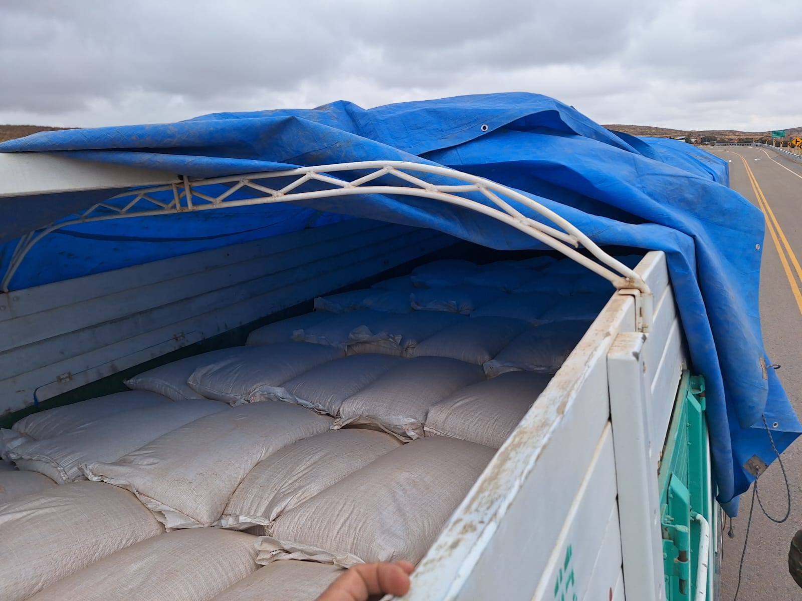 Comisan maíz, frijol y forraje de contrabando en puestos de control fronterizo