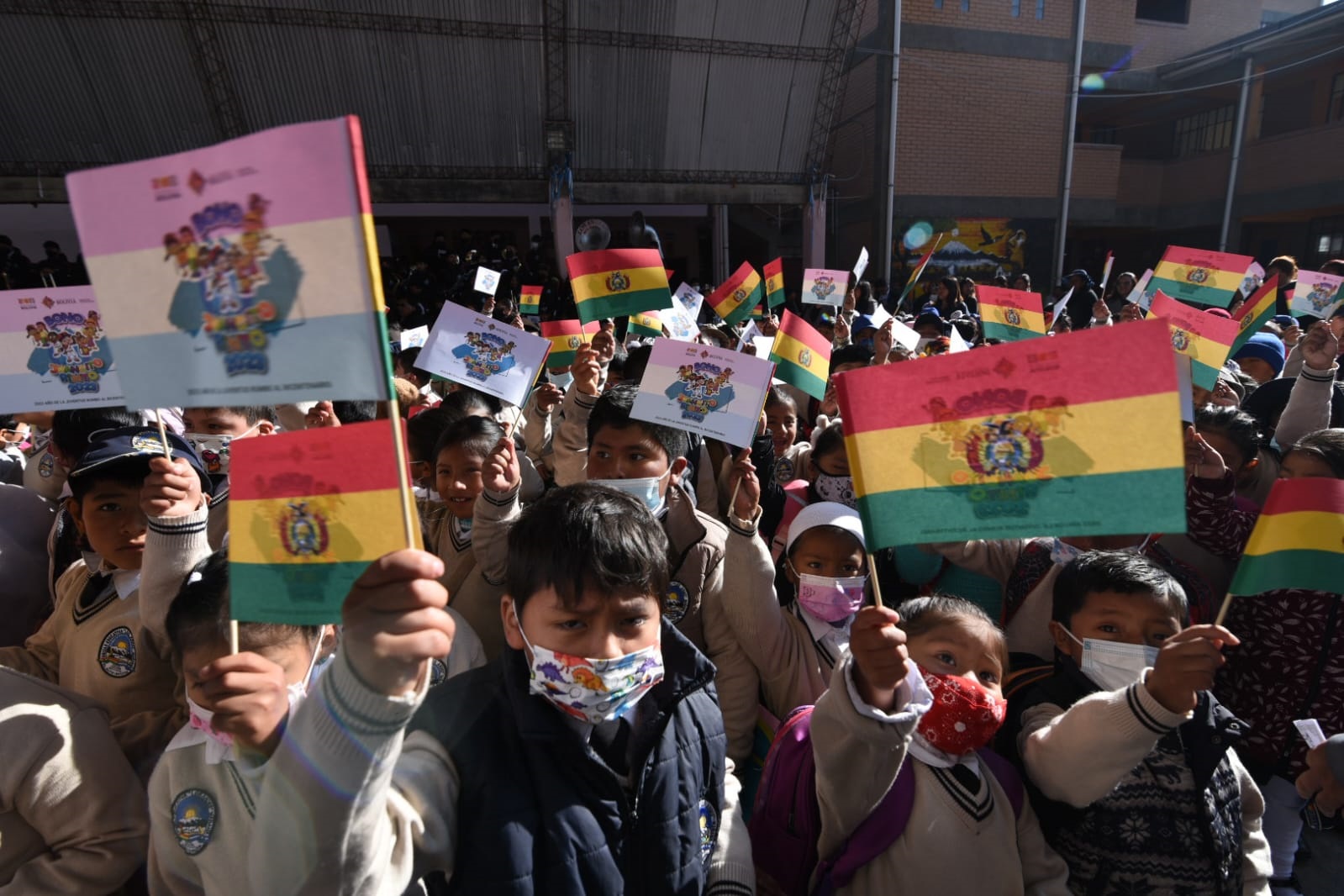 Cerca de un millón de estudiantes ya recibieron el Bono Juancito Pinto