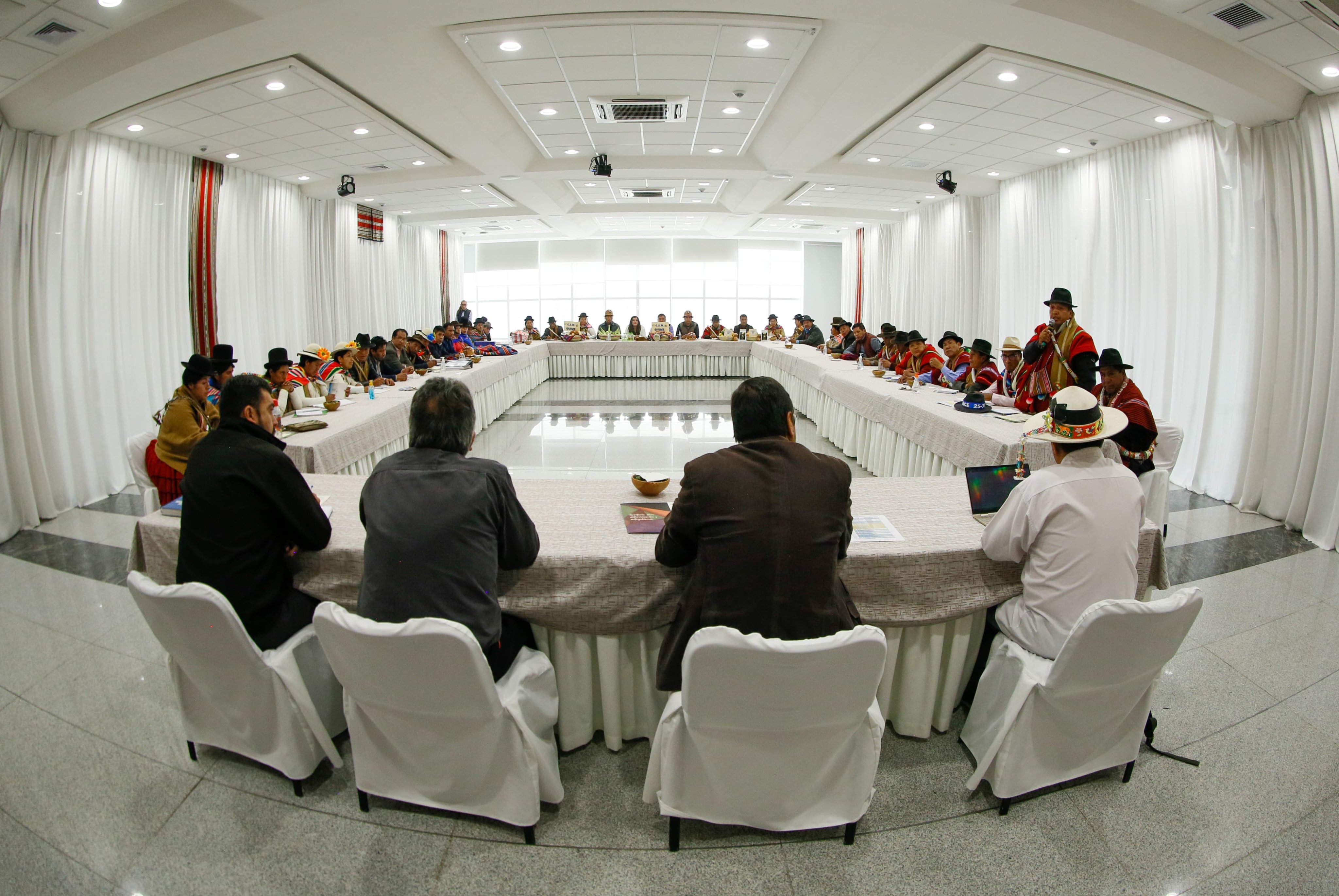 Arce y dirigentes y alcaldes de la provincia Inquisivi trabajan en temas de salud, electrificación e industrialización