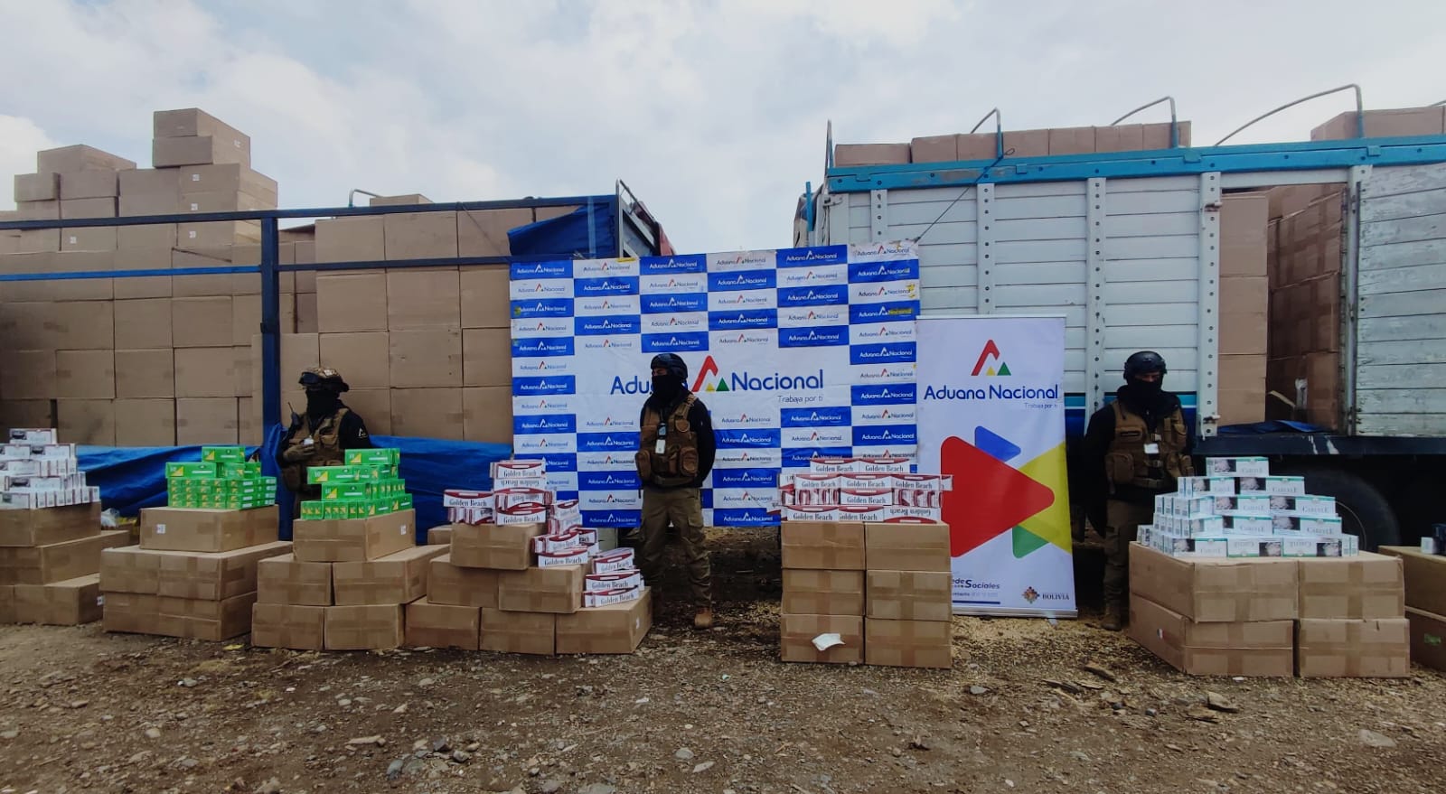 Una denuncia anónima acaba con el secuestro de 598.500 cajetillas de cigarro de contrabando en El Alto 