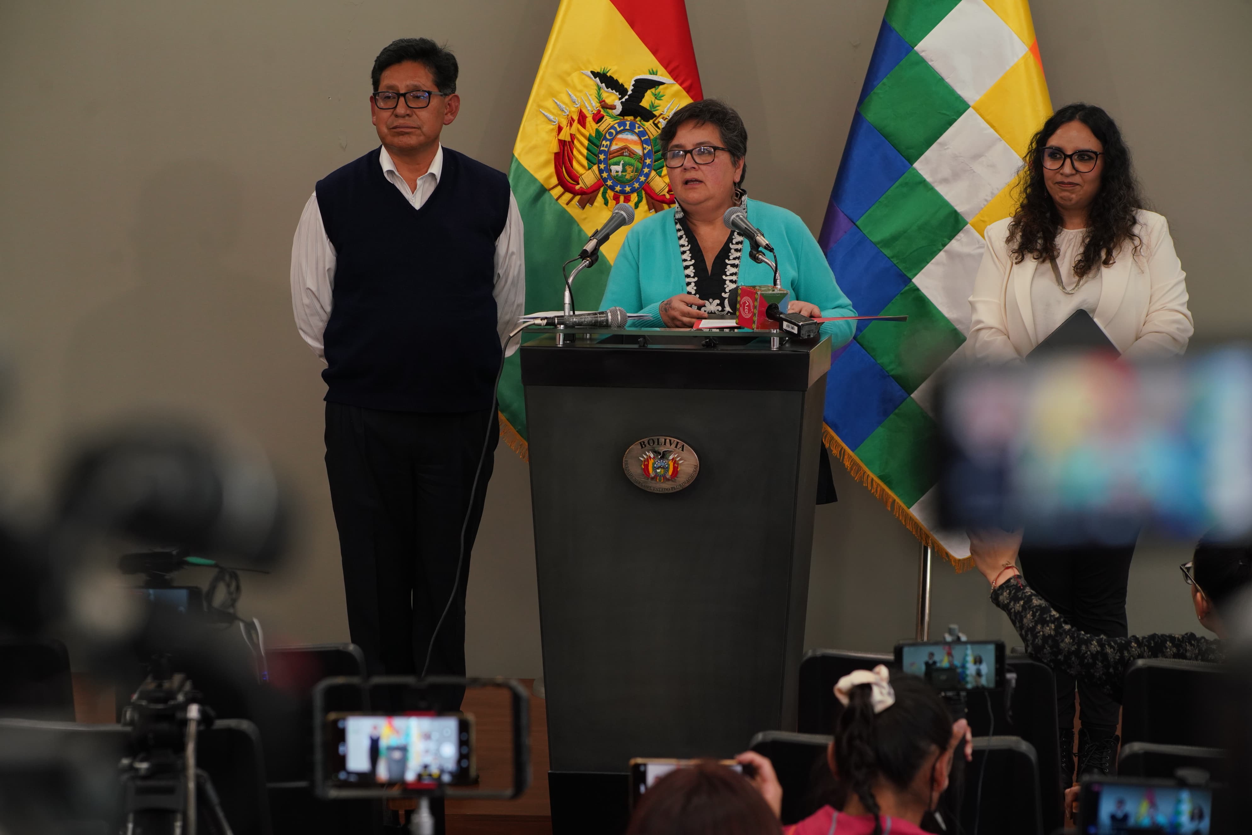 Trabajo recomienda uso de barbijo, evitar actividades a la intemperie y reducir actividades que generen contaminación