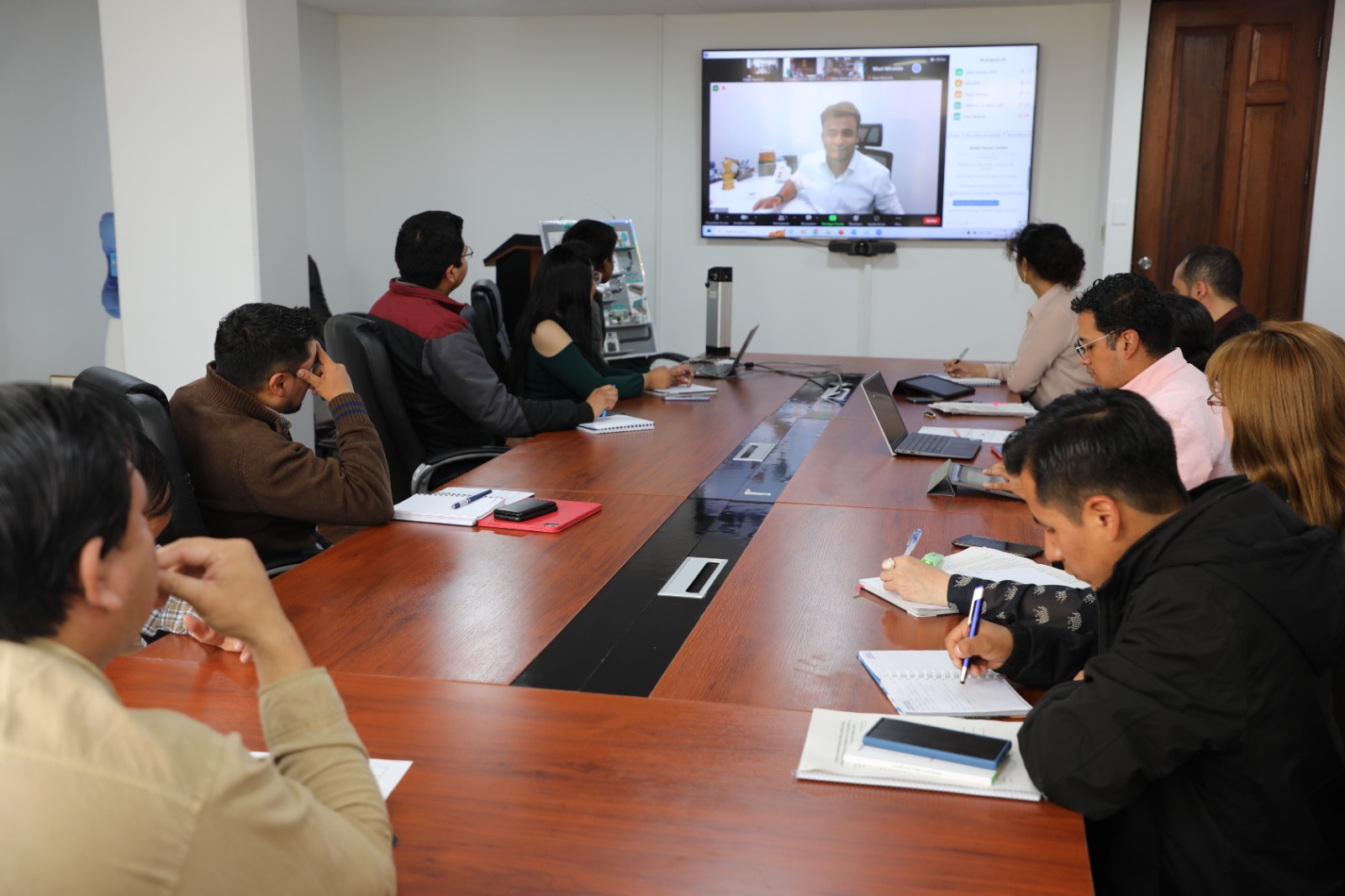 India expresa interés en producir cátodos de baterías con litio boliviano 