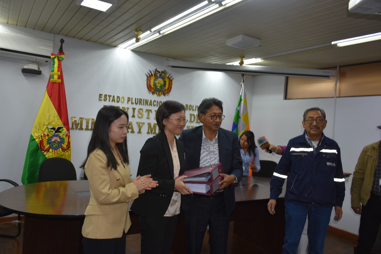 Minería entrega documentos al Eximbank de China por el crédito de $us 350 millones para la planta de zinc de Oruro