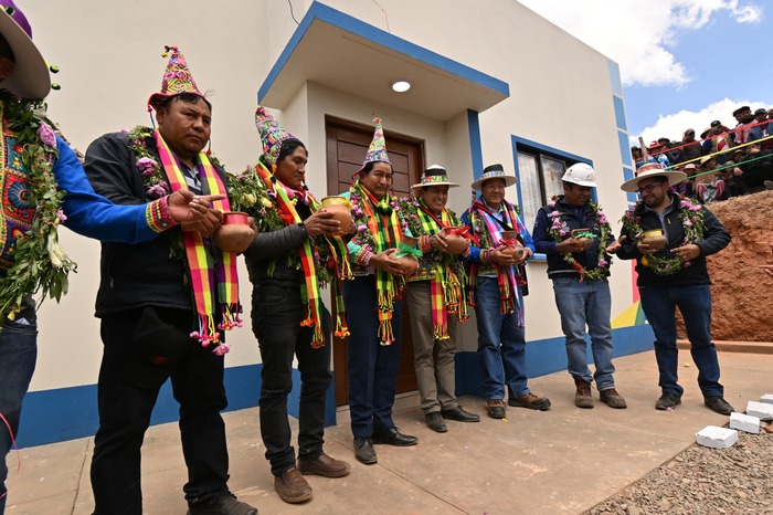 Presidente Arce entrega 60 viviendas dignas y cumple el sueño de familias en Sacaca