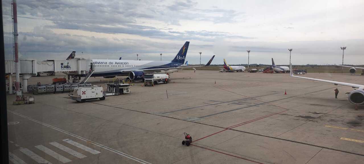Un avión de BoA aterriza en el aeropuerto internacional "Simón Bolívar", en Caracas, Venezuela. Foto: Maribel Condori.