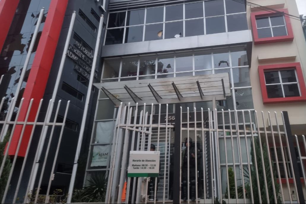 Cooperativistas atacan oficina nacional de la AJAM, la Policía detiene a siete movilizados
