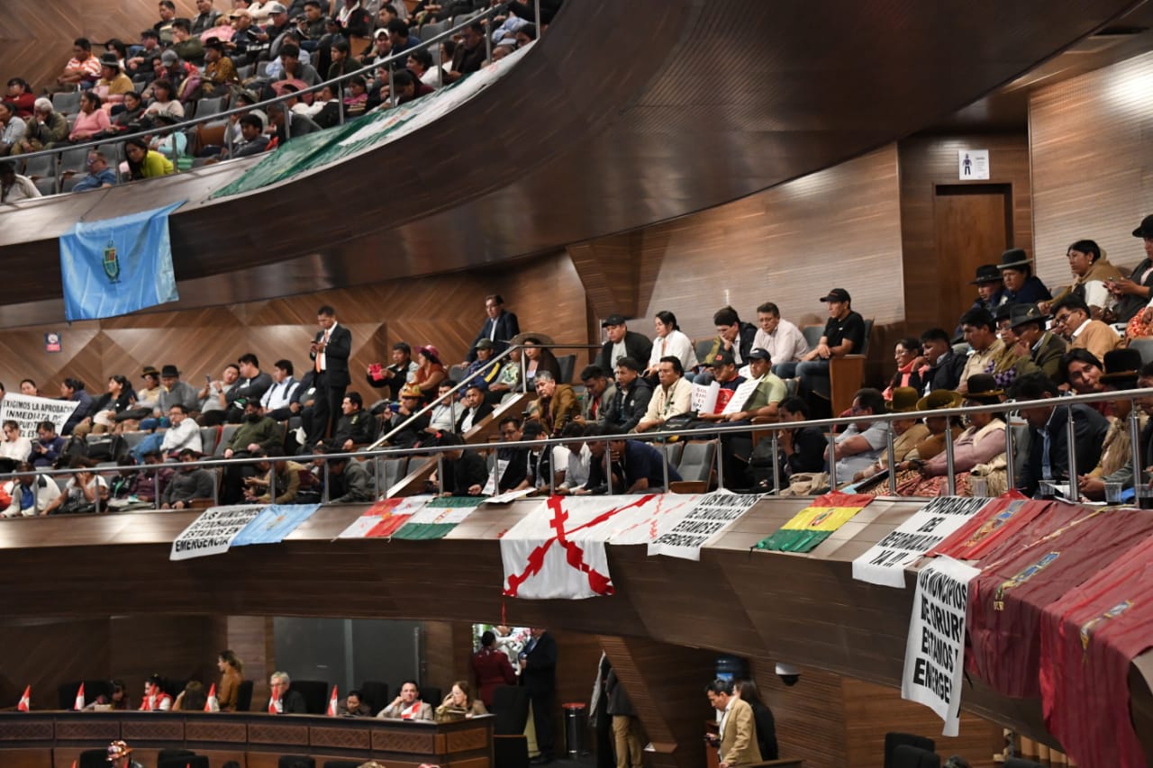 Instalan sesión legislativa para tratar el presupuesto reformulado en medio de vigilia de alcaldes