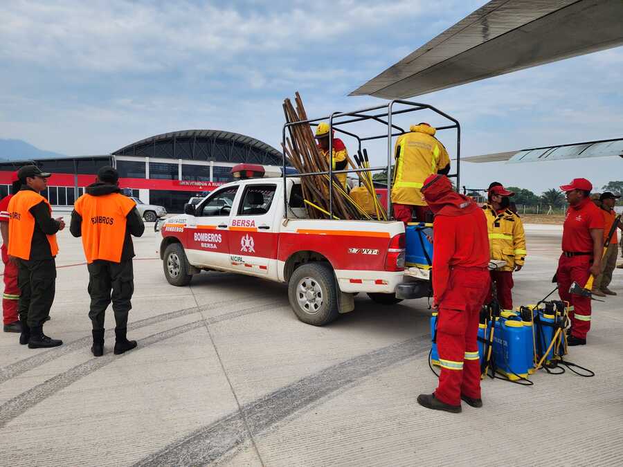 Gobierno llega a Rurrenabaque con ayuda humanitaria y equipamiento para sofocar el incendio