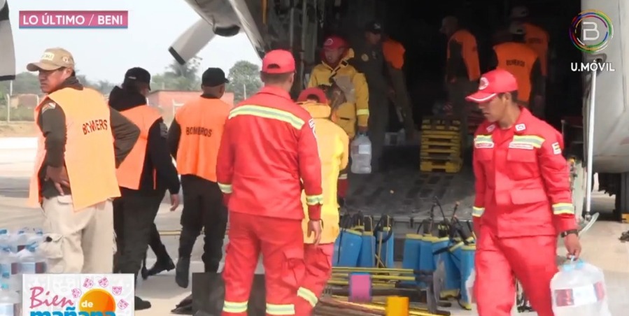 Gobierno llega a Rurrenabaque con ayuda humanitaria y equipamiento para sofocar el incendio