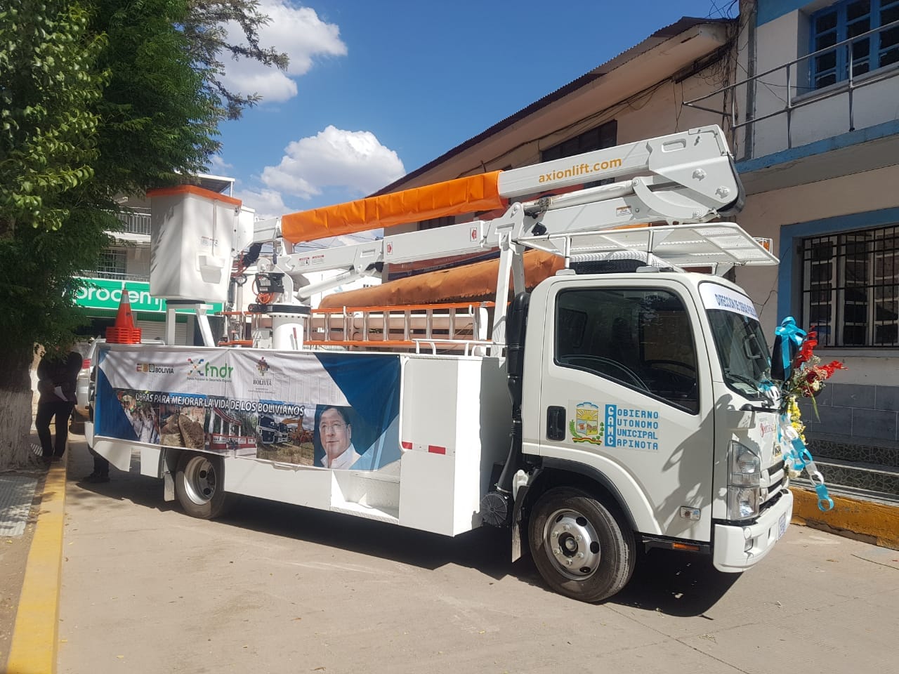 En Capinota entregan vehículos para aseo urbano y mantenimiento de luminarias