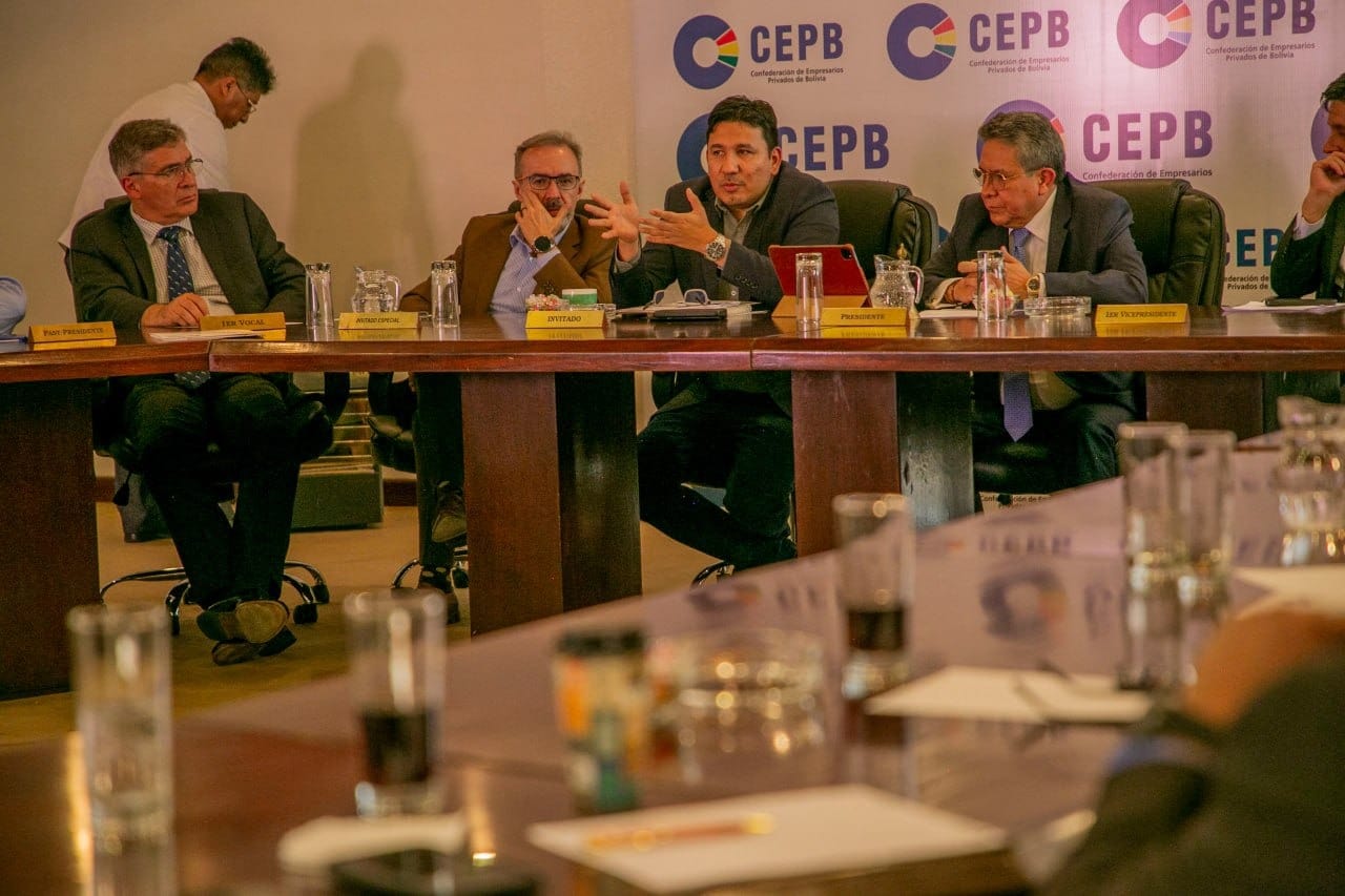 Gobierno presenta a empresarios privados plan energético para consolidar la industrialización