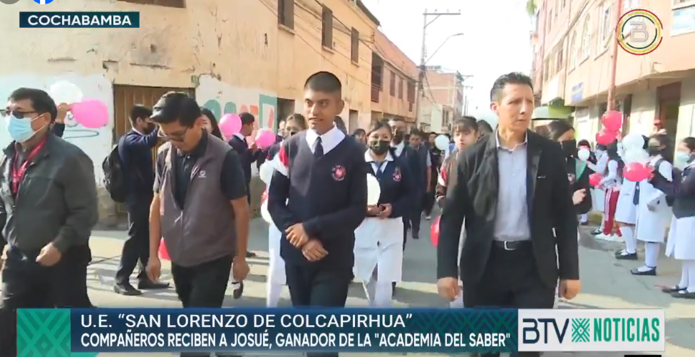 Ganador de "La Academia del Saber" fue recibido con algarabía por sus compañeros en Colcapirhua 