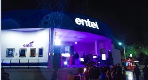 Entel recibe premios por su innovación, tecnología y excelencia en sus servicios en ferias empresariales