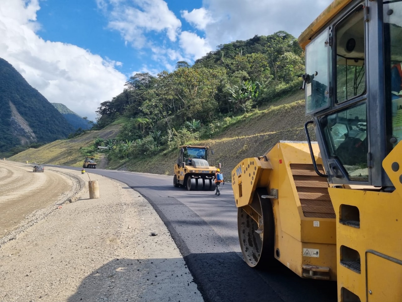 Gobierno invierte más de Bs 3.225 millones en la construcción y conservación de vías en el Trópico de Cochabamba
