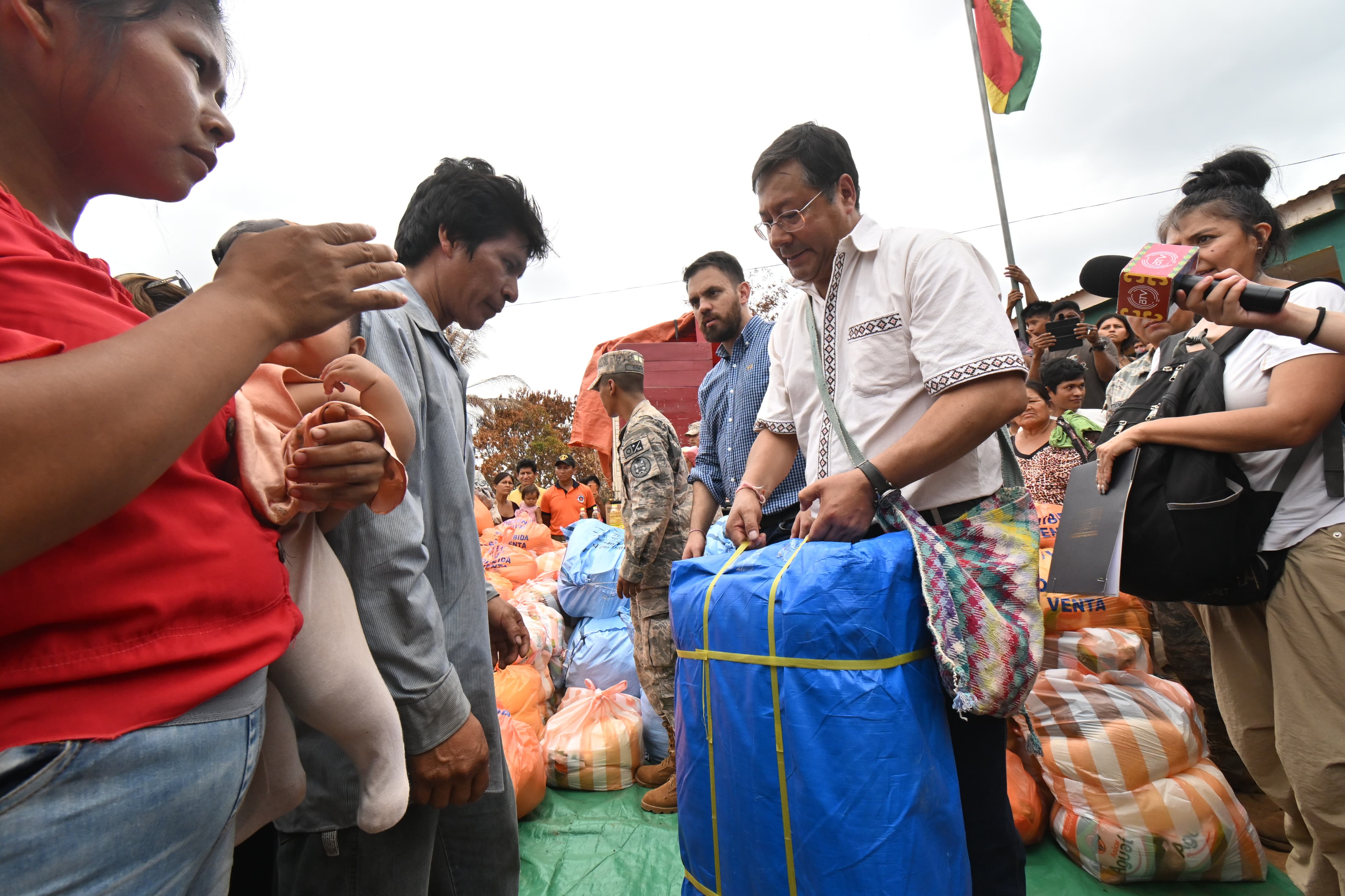 El presidente Luis Arce compartió un desayuno con los bomberos forestales en Beni. Captura.