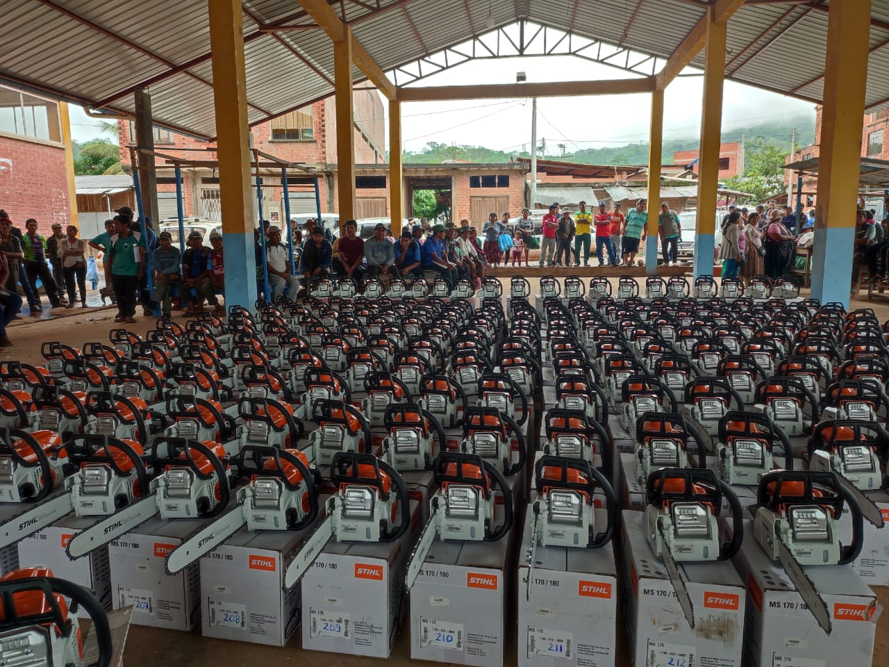 En Alto Beni entregan motosierras para adecuada poda a plantas de cítricos, mango y palta