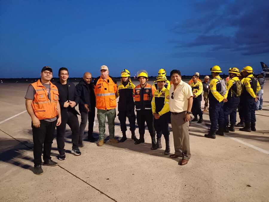 Bomberos forestales de Venezuela reciben reconocimiento y parten a su país
