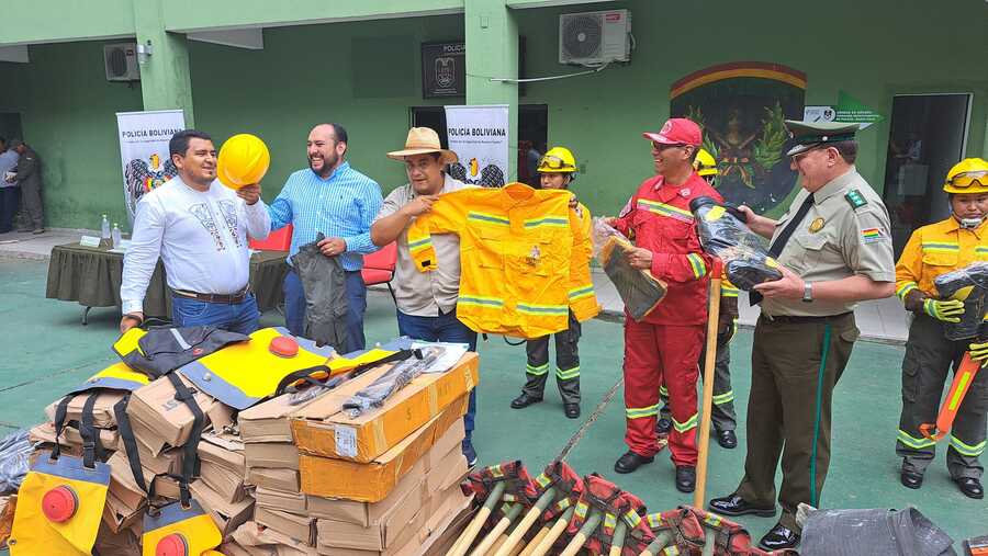 Entregan equipamiento valuado en más de Bs 300.000 a bomberos de la Policía en Santa Cruz