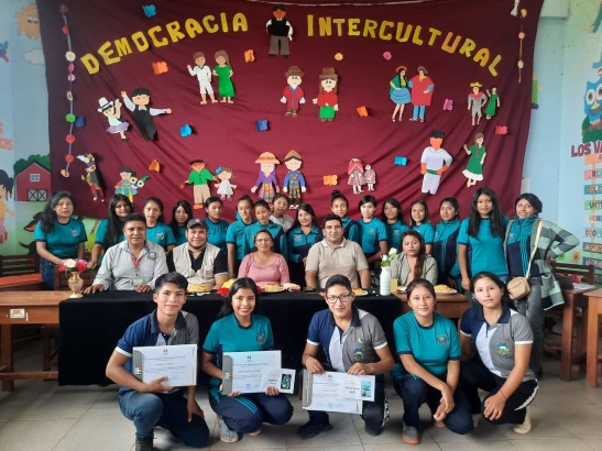 Pando, 05 de diciembre de 2023 (ABI). - Los municipios de El Sena y Puerto Rico alcanzaron el primer lugar en el concurso de videos cortos sobre democracia intercultural, promovido por el Tribunal Electoral Departamental (TED) de Pando. Durante la premiación el vocal del Servicio Intercultural de Fortalecimiento Democrático (Sifde), Levi Salez, resaltó la importancia de esta actividad en la promoción de la democracia Intercultural. “La Sala Plena del TED se siente feliz de saber que las redes sociales nos acercan a las comunidades campesinas e indígenas, siendo que los primeros lugares son jóvenes de estas áreas de Pando”, manifestó. El primer lugar del concurso lo obtuvo Luis Fernando Ramos, de la comunidad Pekín del municipio de El Sena; el segundo lugar le corresponde a Yuliana Pinedo Tuno, del municipio de Puerto Rico; y el tercer lugar, el grupo conformado por Ramiro Vargas, Hugo Sánchez y Carolina Oliver. Cabe señalar que por primera vez el TED Pando realizó esta actividad con motivo de promover la democracia intercultural en el mes de las democracias en Bolivia. La premiación estableció un monto de Bs 600 para el primer lugar, de Bs 400 para el segundo y de Bs 200 en el tercer puesto, además de certificados de participación, de acuerdo con la convocatoria.