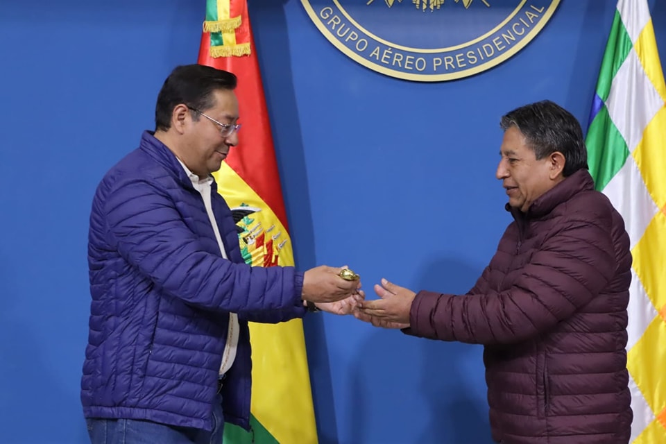Arce entrega el Bastón de Mando a Choquehuanca y viaja a Brasil para participar en la cumbre del Mercosur