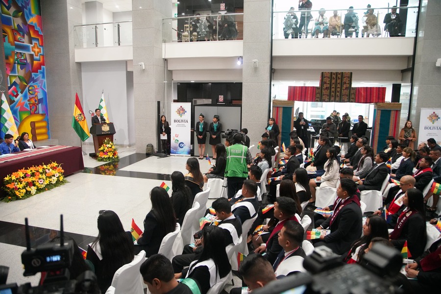 Educación insta a bachilleres a ser ejemplo de disciplina y trabajo y a maestros a fortalecer la calidad educativa