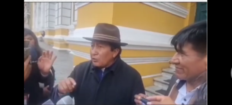 “Evistas” de El Alto agreden a Rufo Calle y le exigen sumarse al pedido de revocatorio a Eva Copa