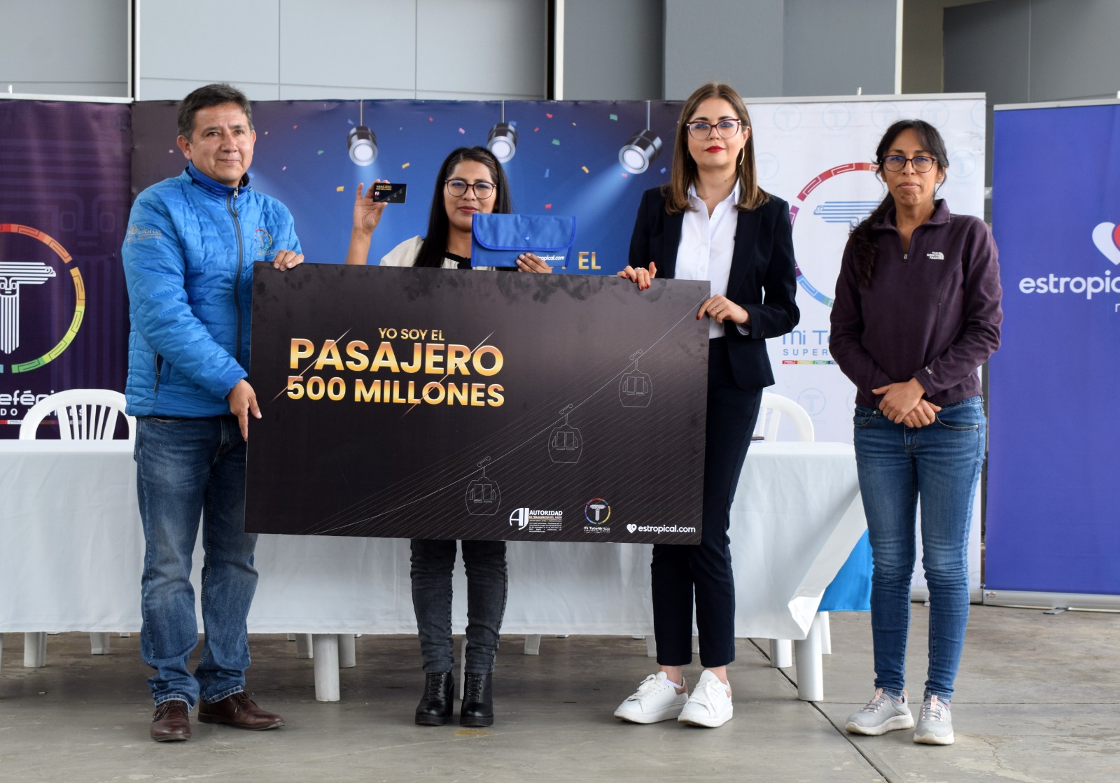 “Pasajero 500 millones” de Mi Teleférico recibe un viaje a Cancún y una tarjeta ilimitada