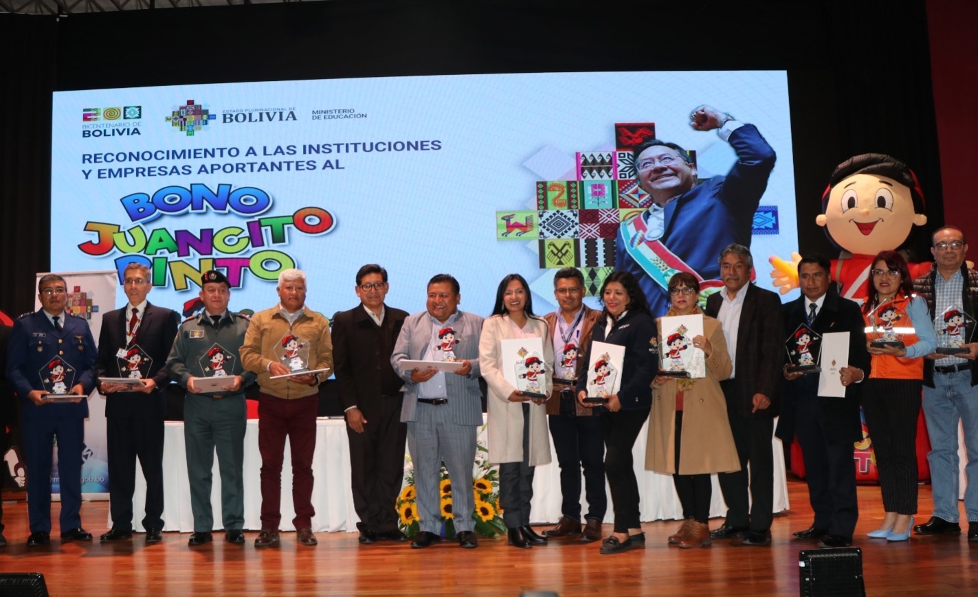 Entrega de reconocimientos a las empresas e instituciones estatales que aportan al Bono Juancito Pinto. Foto: MinEdu.