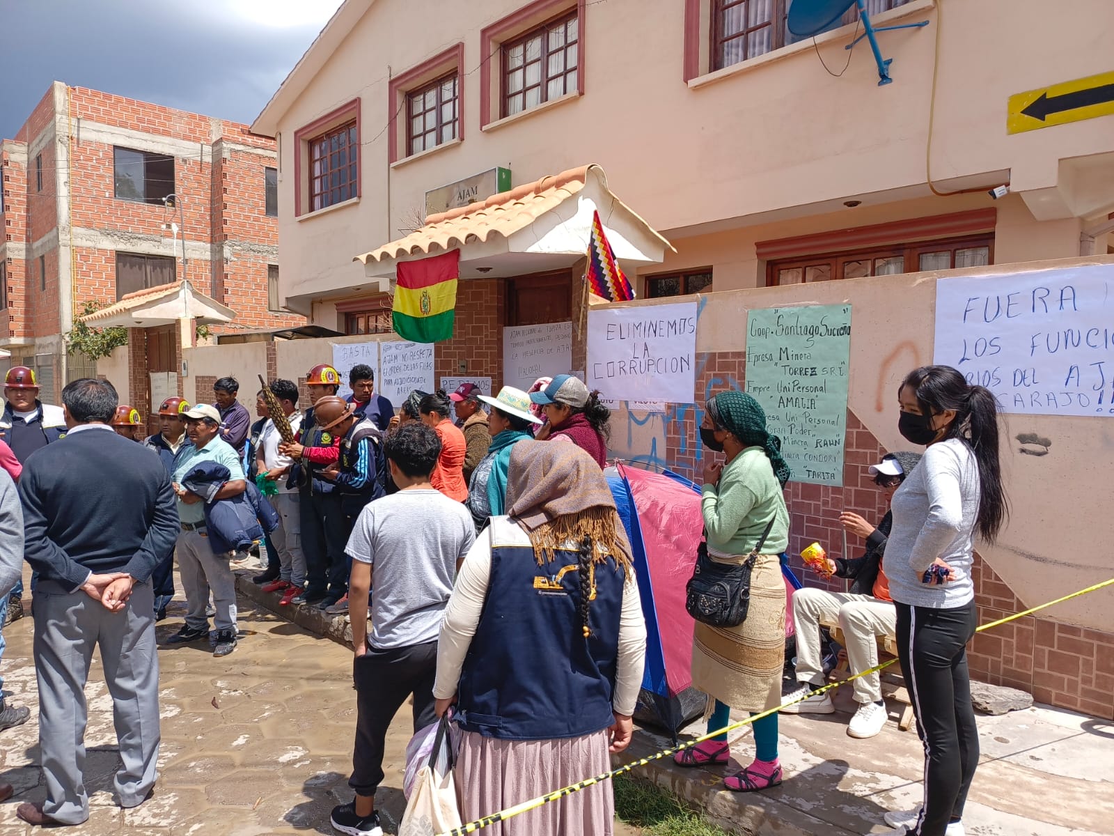 Asociaciodos a la cooperativa "Santiago Sucreño R.L." en la toma de instalaciones de la AJAM en Tupiza. Foto: AJAM.