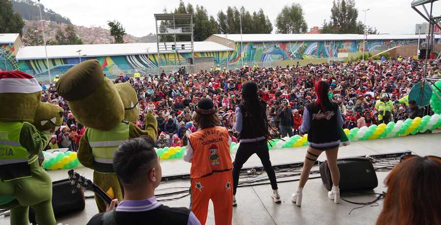 Más de 4.000 infantes participan del festival musical "¡Navidad vial, regalos con amor!” en La Paz