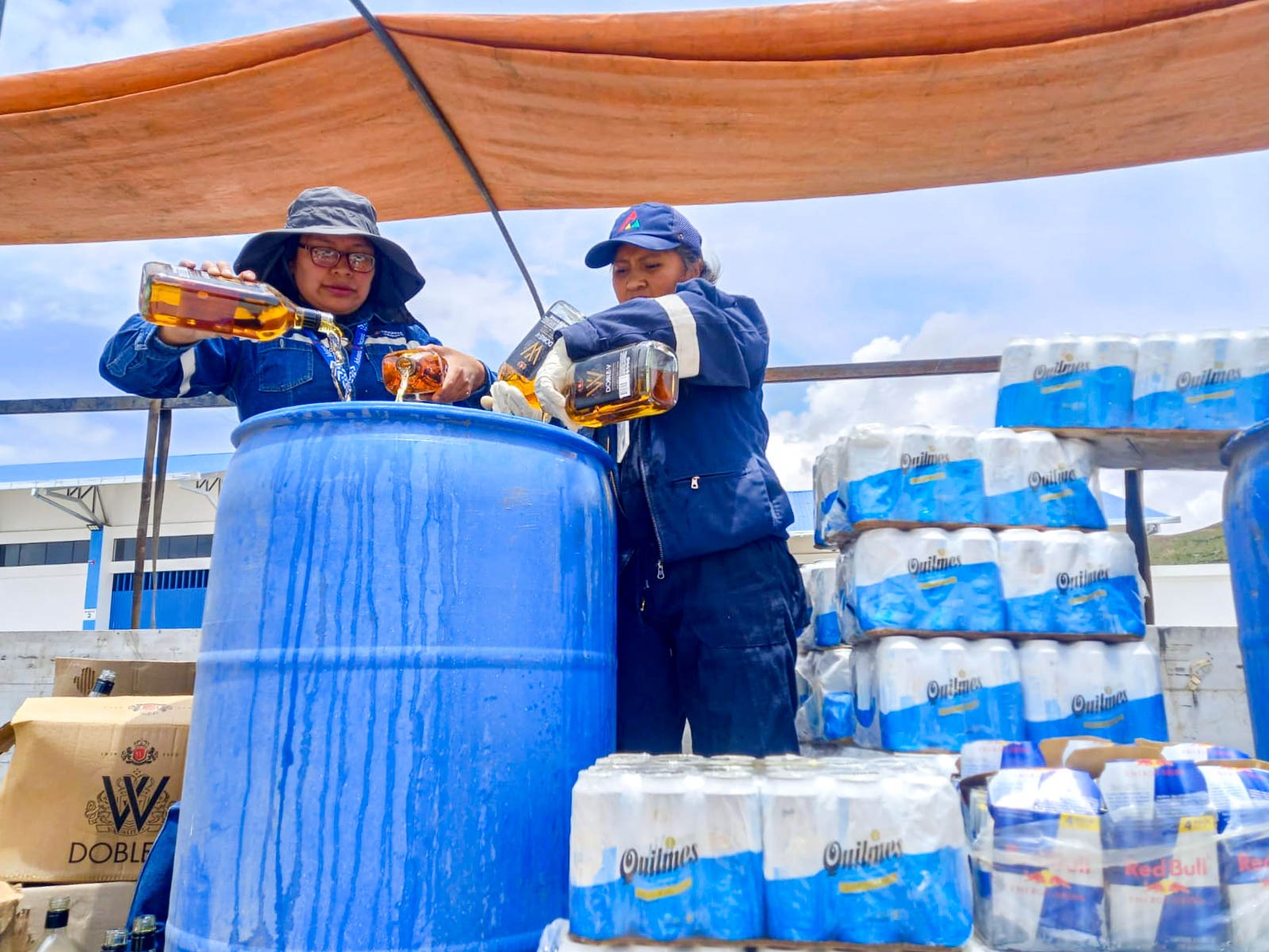 Aduana inutiliza 20 toneladas de cervezas, whiskys y energizantes para abono ecológico