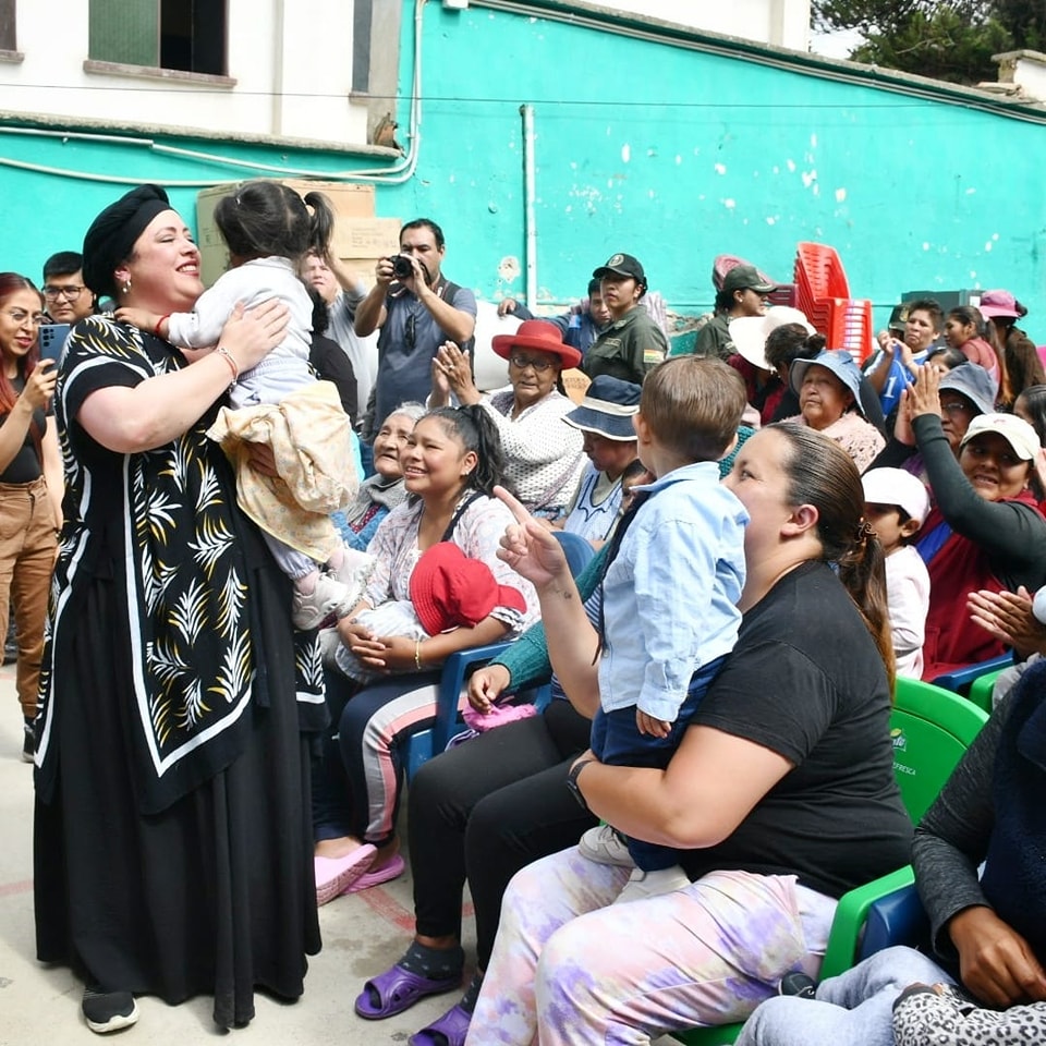 Ministra Prada entrega donación de electrodomésticos a reclusas de Obrajes