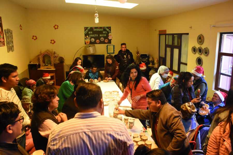 Viceministro Ríos y funcionarios comparten con abuelitas y abuelitos del asilo “Rosaura Campos” una chocolatada con buñuelos y regalos