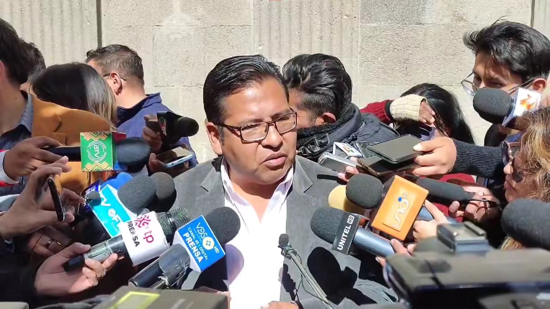 Diputado Jauregui afirma que hay un “noviazgo discursivo” entre “evistas”, “mesistas” y “camachistas” para minar gestión de Arce