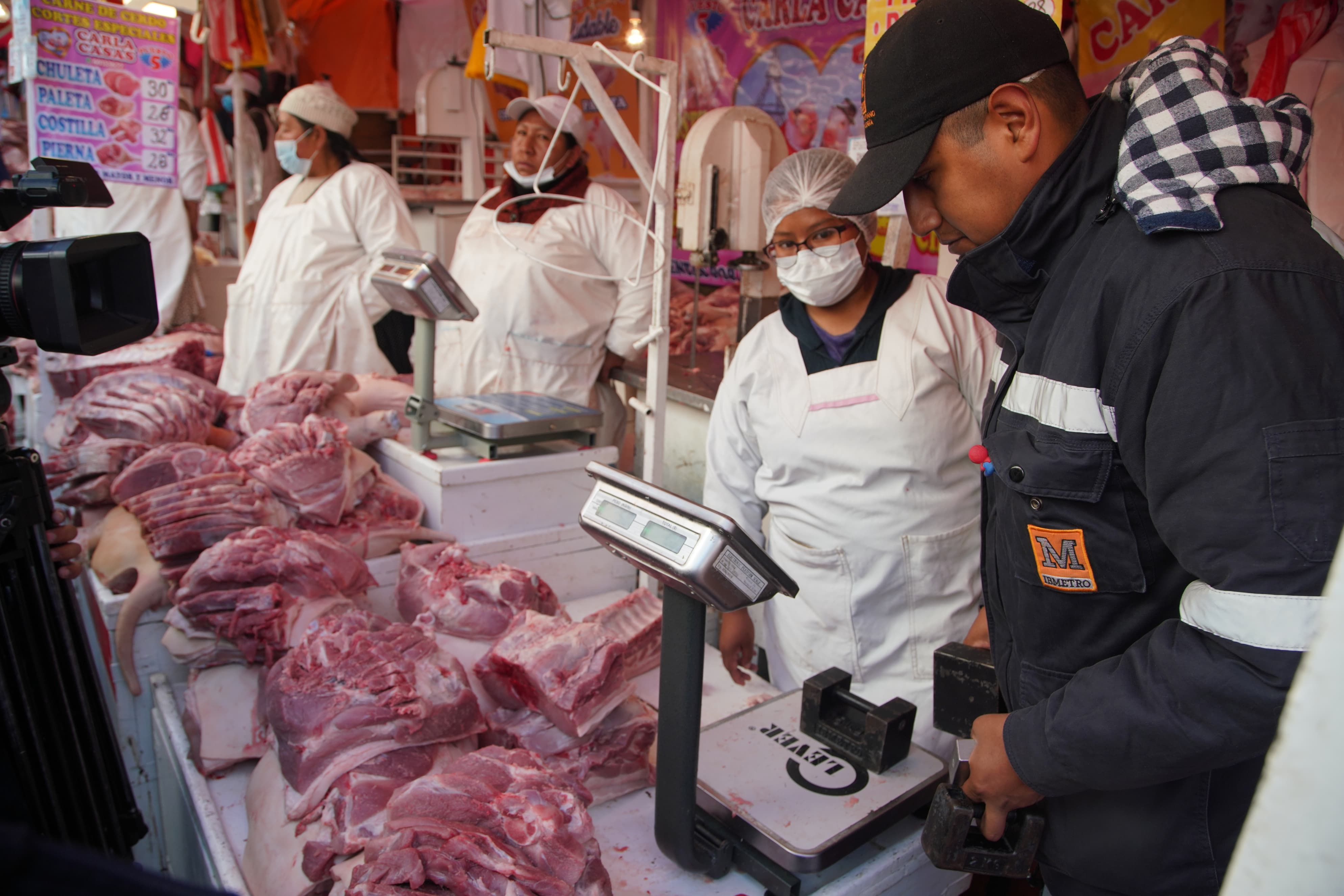 Controlan venta de carne de cerdo en la zona Garita de Lima de La Paz