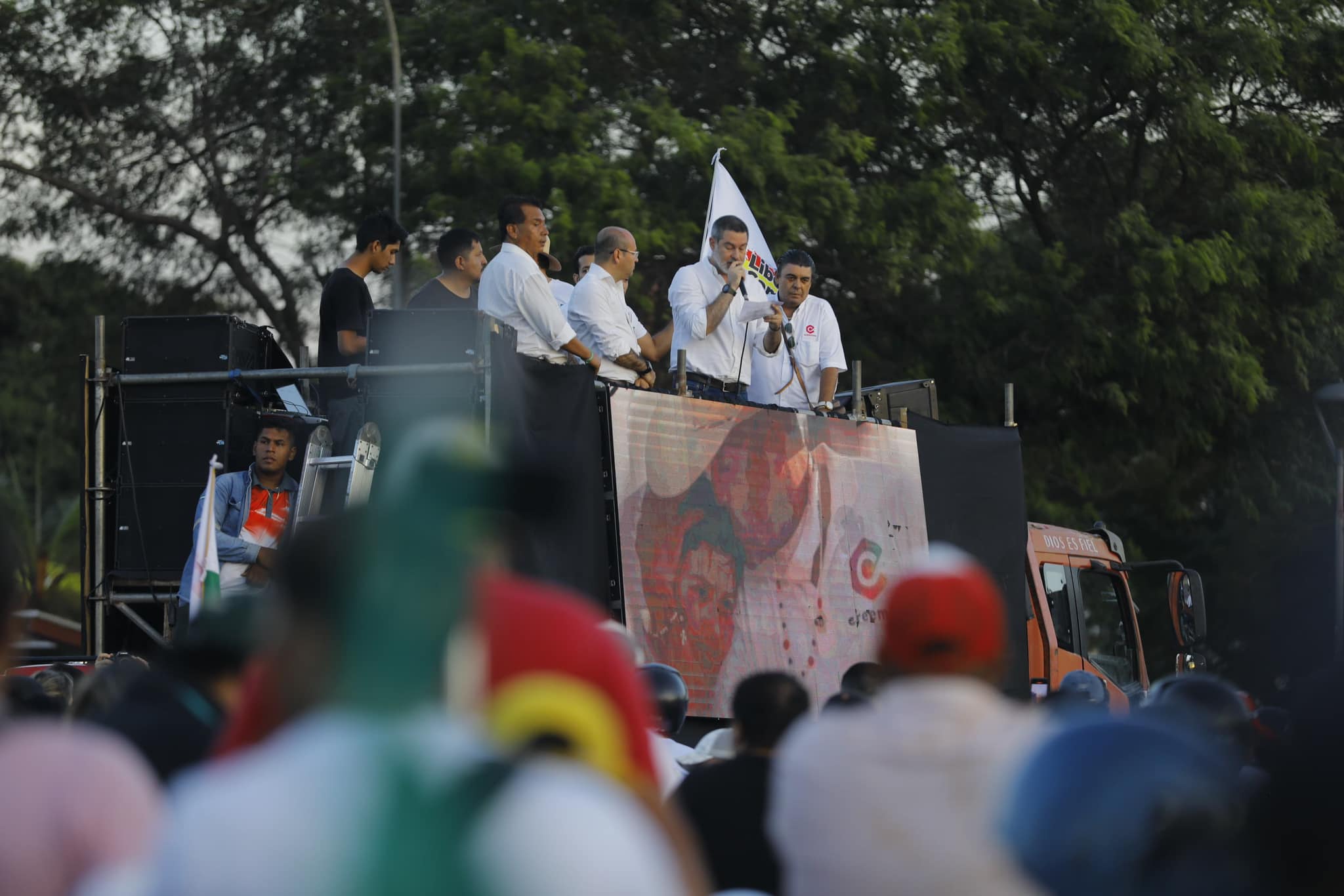 Caravana en apoyo a Camacho marca quiebre con Larach, Cuellar y Aguilera
